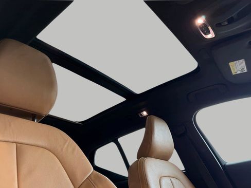 Used 2022 Volvo XC40 T5 Inscription w/ Climate Package image 19