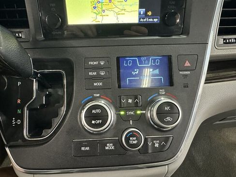 Used 2015 Toyota Sienna XLE AWD/4WD image 31