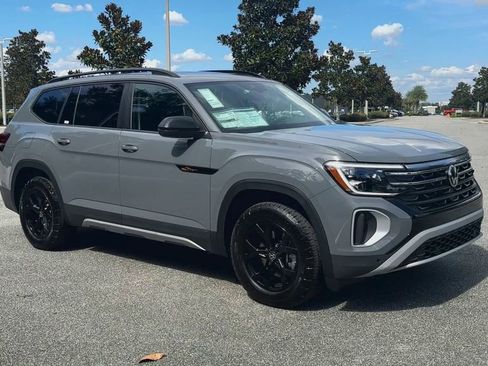 New 2025 Volkswagen Atlas Peak Edition SE image 2