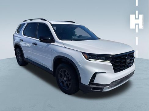 Used 2023 Honda Pilot TrailSport image 2