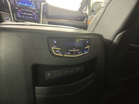 Used 2017 Cadillac Escalade ESV Luxury image 28