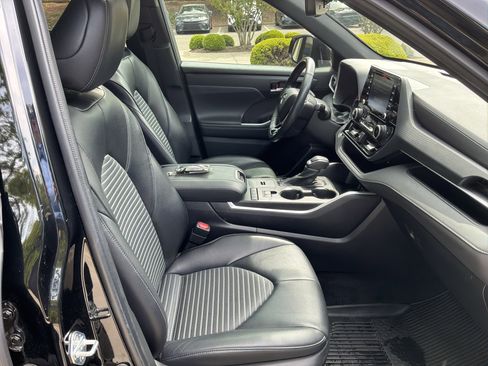 Used 2022 Toyota Highlander XSE FWD image 34