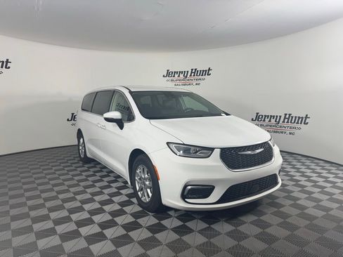 Used 2023 Chrysler Pacifica Touring-L image 1