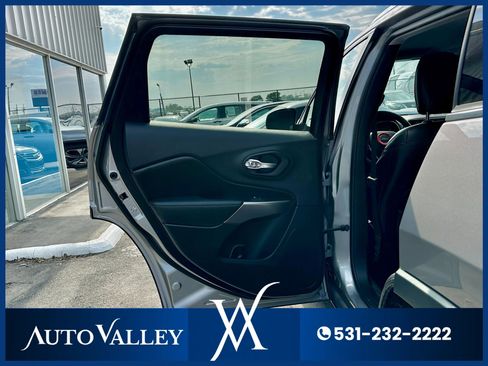 Used 2019 Jeep Cherokee Limited image 19