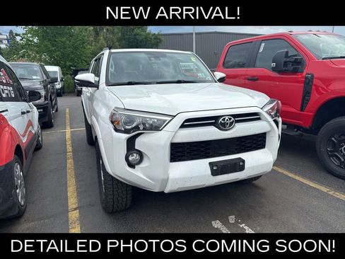 Used 2020 Toyota 4Runner SR5 Premium w/ Moonroof Package AWD/4WD image 2