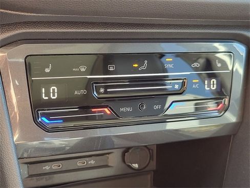 Used 2022 Volkswagen Tiguan SE w/ Panoramic Sunroof Package image 25