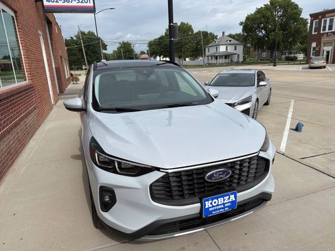 Used 2025 Ford Escape Platinum AWD/4WD image 5