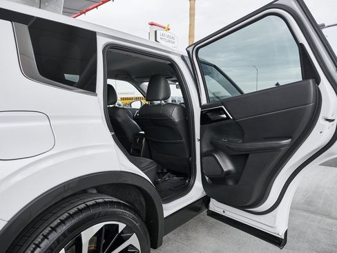 Used 2023 Mitsubishi Outlander SE image 14