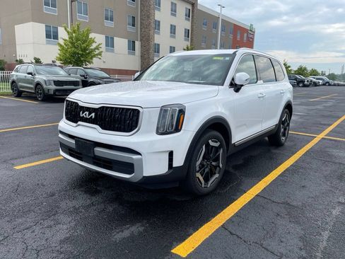 Used 2024 Kia Telluride EX w/ EX Captain's Chair Package FWD image 2