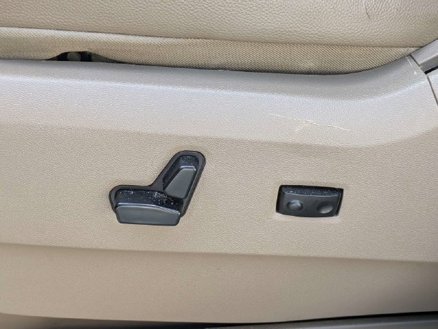 Used 2015 Chrysler Town & Country Touring FWD image 25