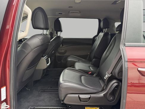 Used 2025 Kia Carnival FWD image 26