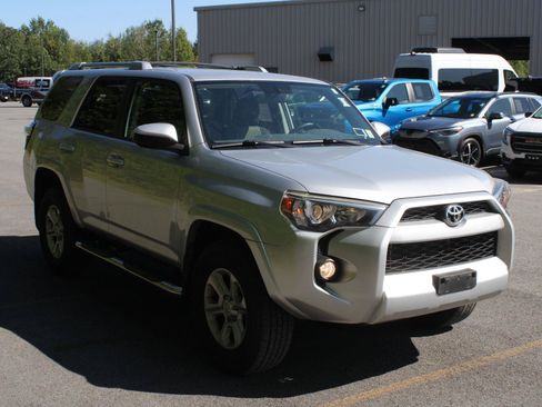 Used 2016 Toyota 4Runner SR5 AWD/4WD image 3