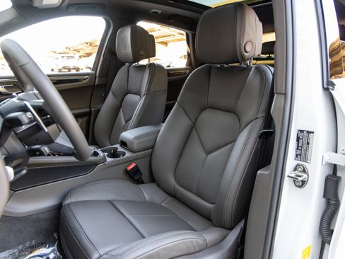 Certified 2025 Porsche Macan image 5