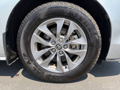 Used 2025 Toyota Sienna XLE FWD image 31