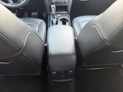 Used 2017 Ford Explorer XLT w/ Equipment Group 202A AWD/4WD image 18