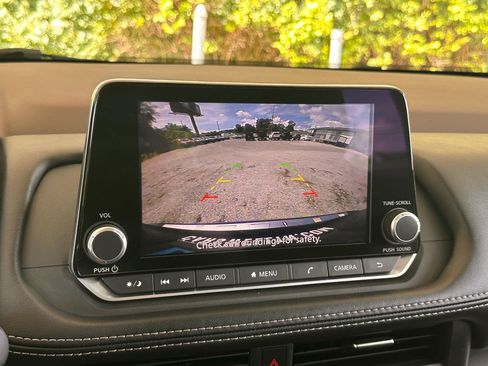 Used 2023 Nissan Rogue SV FWD image 14
