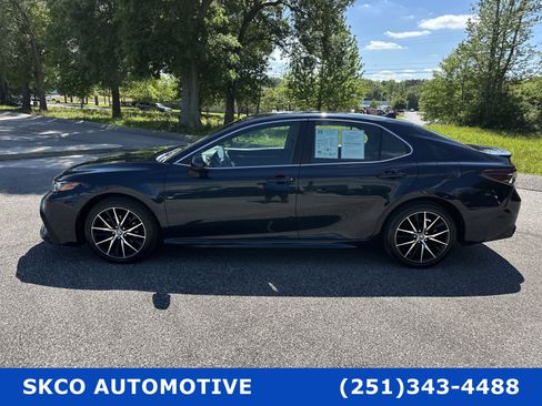 Used 2021 Toyota Camry SE image 2