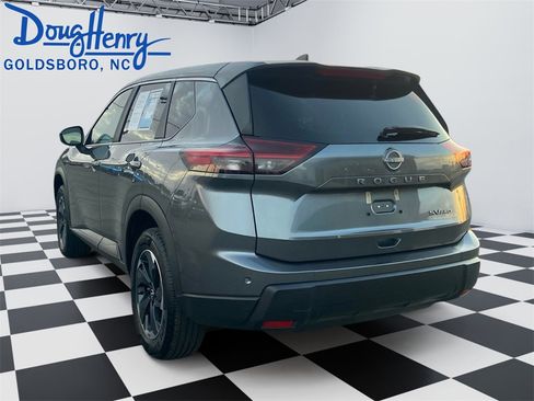 Used 2024 Nissan Rogue SV image 3