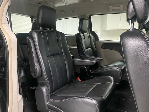 Used 2016 Chrysler Town & Country Touring image 17