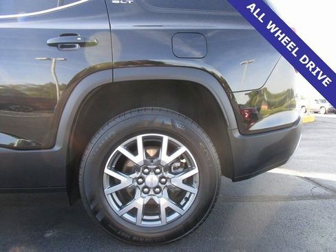 Used 2023 GMC Acadia SLT image 2