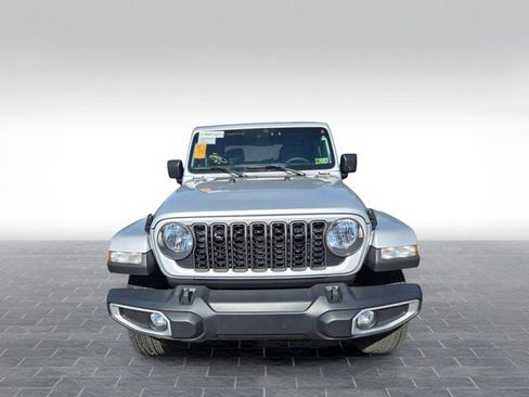 Used 2024 Jeep Gladiator Sport AWD/4WD image 2