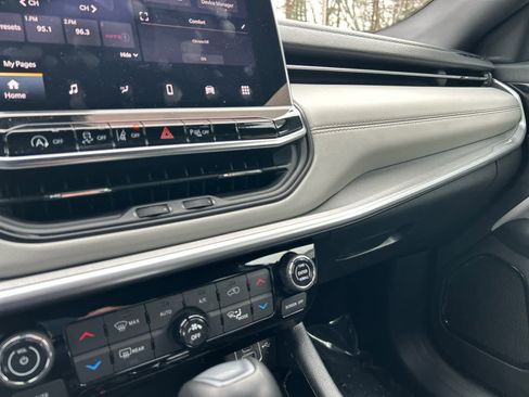 Used 2025 Jeep Compass Limited image 30