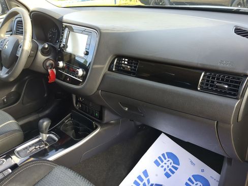 Used 2020 Mitsubishi Outlander ES image 27