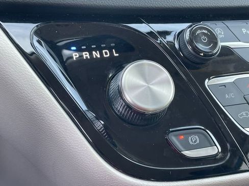 Used 2023 Chrysler Pacifica Touring-L image 20