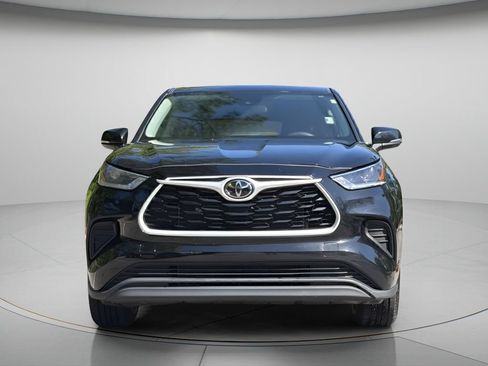 Used 2023 Toyota Highlander L FWD image 2
