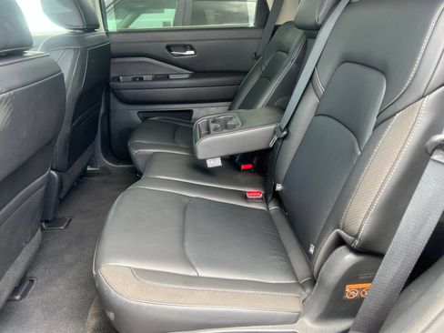 Used 2025 Nissan Pathfinder SL FWD image 11
