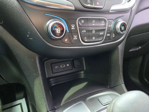 Used 2022 Chevrolet Equinox LT FWD image 10