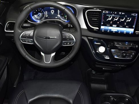 Used 2025 Chrysler Pacifica Select FWD image 13