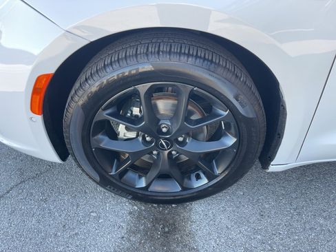 Used 2025 Chrysler Pacifica Limited image 9