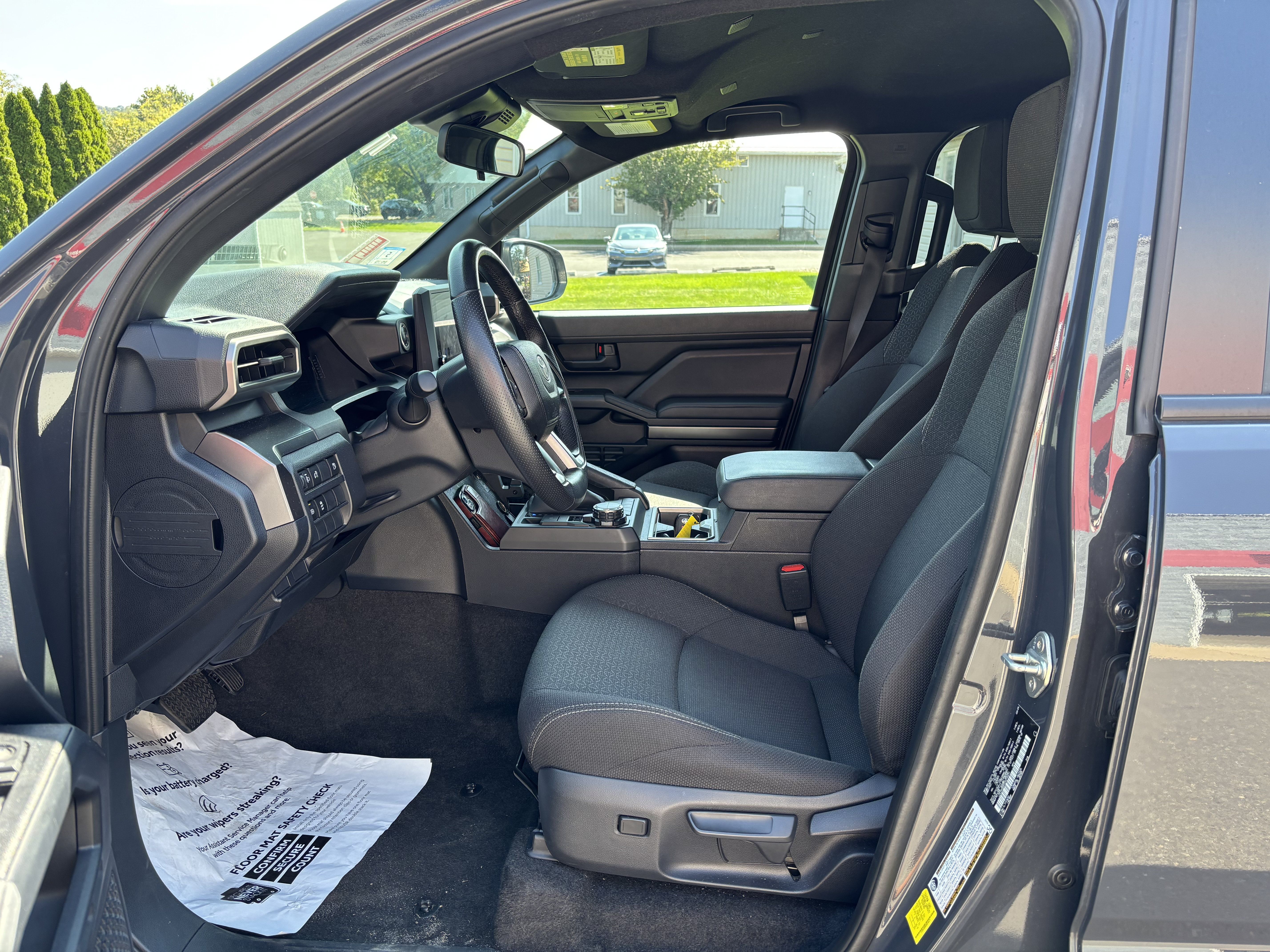 Used 2025 Toyota 4Runner SR5 AWD/4WD image 13