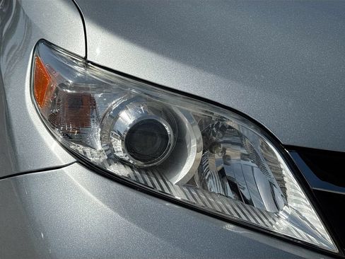 Used 2019 Toyota Sienna LE FWD image 36