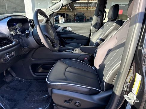 New 2026 Chrysler Pacifica Limited w/ S Appearance Package image 10