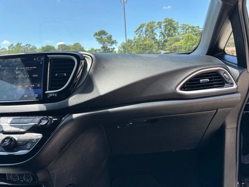Certified 2025 Chrysler Pacifica Select FWD image 50
