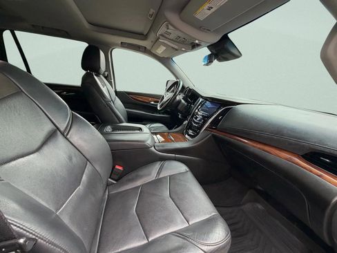 Used 2018 Cadillac Escalade Luxury image 10