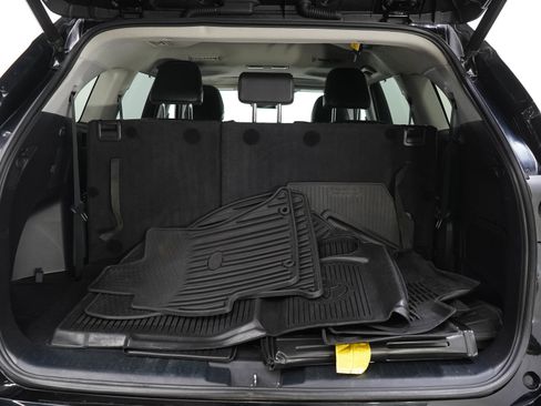 Used 2022 Toyota Highlander XLE AWD/4WD image 9