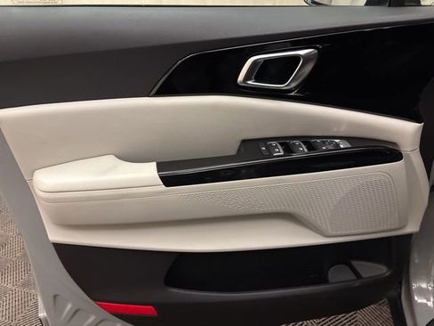 Certified 2024 Kia Carnival EX image 9