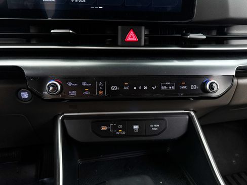 Used 2026 Kia Carnival FWD image 27