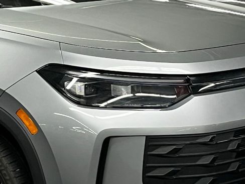 New 2025 Volkswagen Tiguan SE image 43