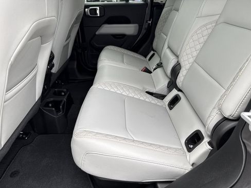 Used 2021 Jeep Gladiator Overland AWD/4WD image 19