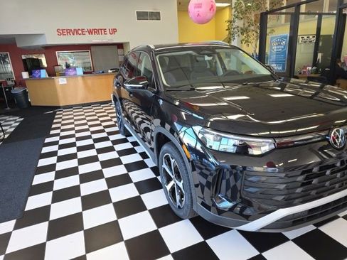 Certified 2025 Volkswagen Tiguan SE image 3