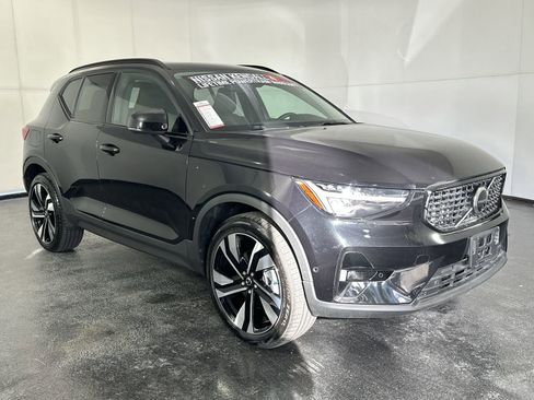 Used 2025 Volvo XC40 B5 Plus image 3