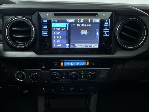 Used 2017 Toyota Tacoma TRD Off-Road w/ Premium & Technology Package AWD/4WD image 19