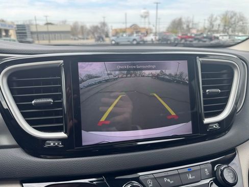 Used 2023 Chrysler Pacifica Touring-L FWD image 11