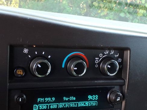 Used 2018 Chevrolet Express 2500 w/ Driver Convenience Package RWD image 23