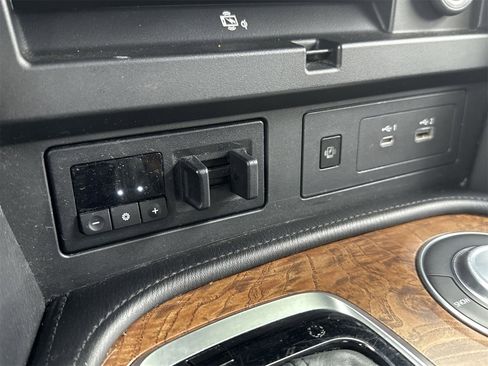 Used 2021 Nissan Armada SL w/ Captain's Chairs Package image 30