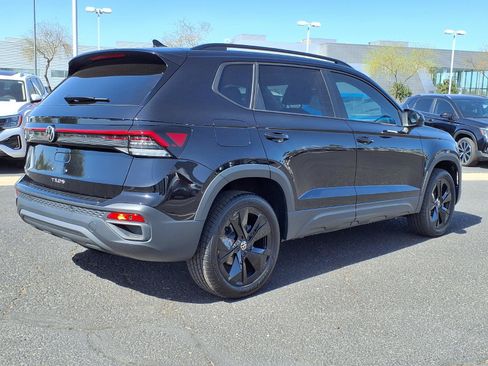 New 2026 Volkswagen Taos SE FWD image 3